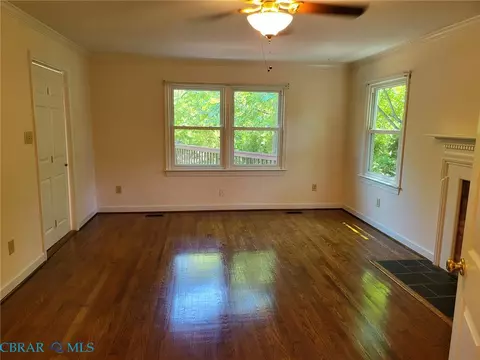 Living - 90 Hampton Roads Ave, Hampton, VA 23661 photo 6 of 8