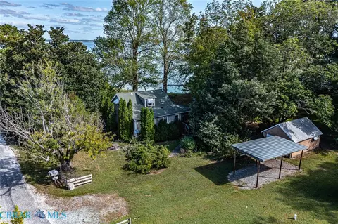 810 Long Point Ln, Topping, VA 23169