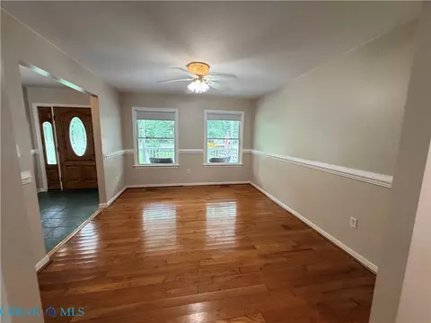 Living - 10002 Buckskin Trl, Gloucester, VA 23061 photo 2 of 9