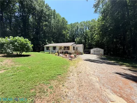6394 Meadow Dr, Gloucester, VA 23061