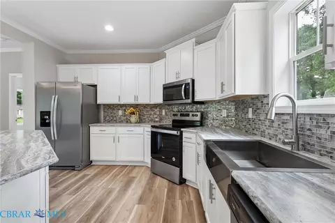 Kitchen - 4081 Eagle Rd, Hayes, VA 23072 photo 6 of 8