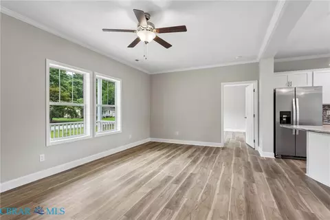 Living - 4081 Eagle Rd, Hayes, VA 23072 photo 4 of 7