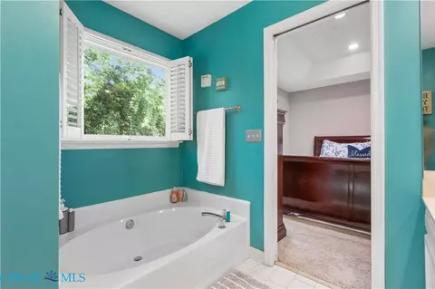 Bath - 7534 Tyndall Dr, Gloucester Point, VA 23062 photo 2 of 5