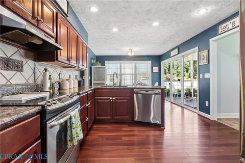 Kitchen - 7534 Tyndall Dr, Gloucester Point, VA 23062 photo 5 of 6