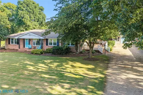39 Hatton Ave, Kilmarnock, VA 22482