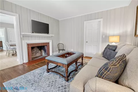 Living - 143 Watson Lndg, Saluda, VA 23149 photo 3 of 10