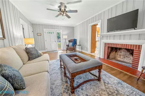 Living - 143 Watson Lndg, Saluda, VA 23149 photo 4 of 10