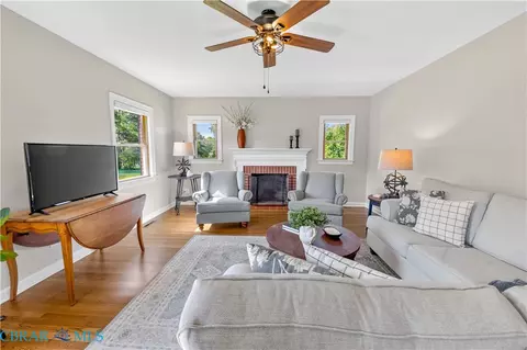 Living - 143 Watson Lndg, Saluda, VA 23149 photo 8 of 10