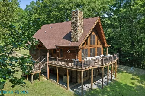 32 Shoreline Dr, Warsaw, VA 22572