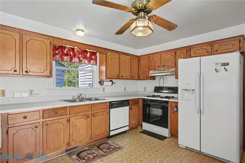 Kitchen - 6557 Tappan Ln, Gloucester, VA 23061 photo 2 of 5