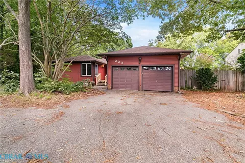 223 Yorktown Rd, Yorktown, VA 23693