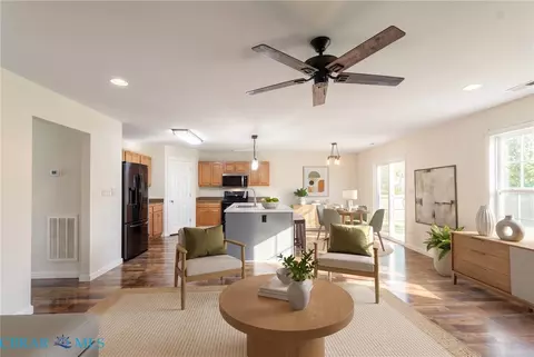 Living - 7246 Jeanne Dr, Gloucester, VA 23061 photo 4 of 5