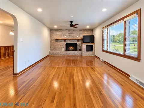 Living - 186 Pine Hall Rd, Mathews, VA 23109 photo 3 of 4