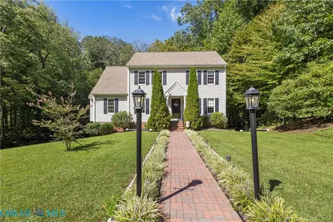 8680 Country View Ln, Hopewell, VA 23860