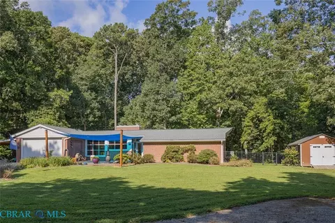 23 Oak Ridge Dr, Kilmarnock, VA 22482