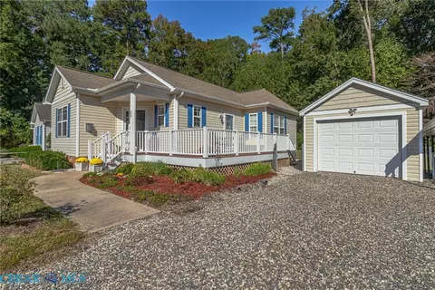 260 Pocahontas Dr, Kilmarnock, VA 22482