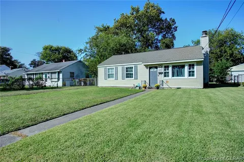 202 Roane Dr, Hampton, VA 23669 photo 3