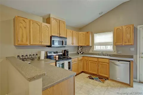 8269 Hamilton Dr, Gloucester, VA 23061 photo 6