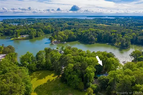 182 Golf Course Dr, Weems, VA 22576 photo 2