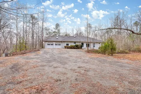 8607 Navajo Trl, Gloucester, VA 23061 photo 2