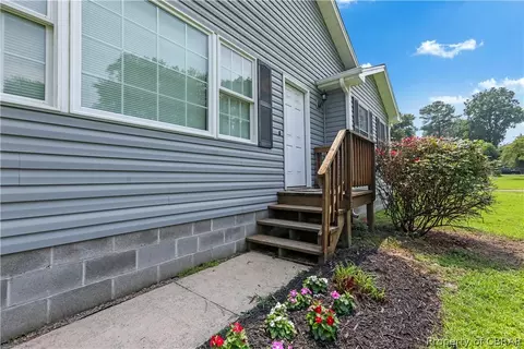 8198 Riverview Dr, Gloucester, VA 23061 photo 4