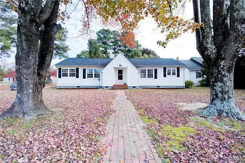 468 Gloucester Rd, Saluda, VA 23149 photo 1
