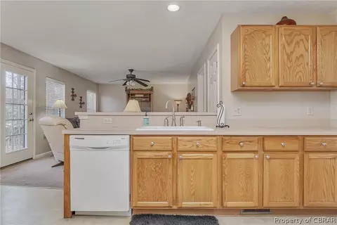 8198 Hamilton Dr, Gloucester, VA 23061 photo 4