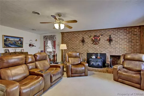 11049 Piankatank Dr, Gloucester, VA 23061 photo 4