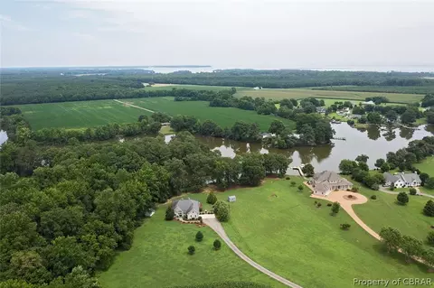 217 Grove Point Rd, Kilmarnock, VA 22482
