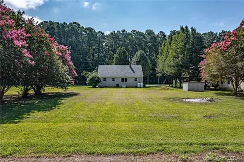 133 Gordon Dr, Weems, VA 22576 photo 2