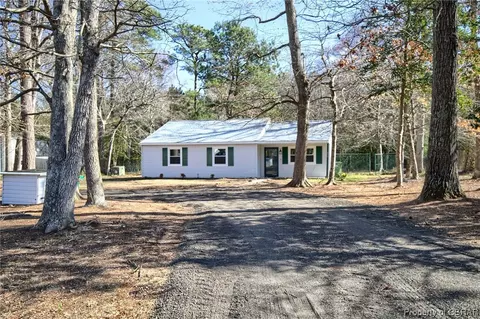 8215 Sheffield Dr, Gloucester, VA 23061 photo 2