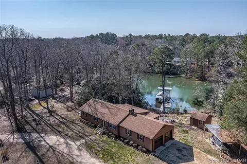 433 Long Point Ln, Topping, VA 23169