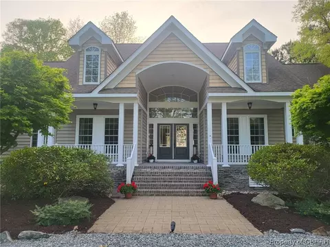 116 Kings Grant Dr, Yorktown, VA 23692