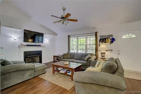 6286 Glenns Rd, Gloucester, VA 23061 photo 3