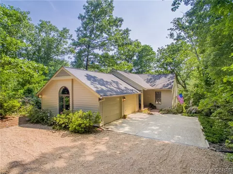 907 Red Hill Dr, Urbanna, VA 23175