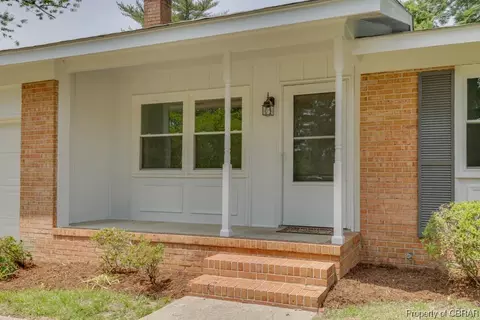 7279 Leigh Dr, Hayes, VA 23072 photo 4