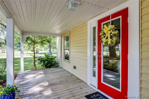 624 Gloucester Rd, Saluda, VA 23149 photo 4