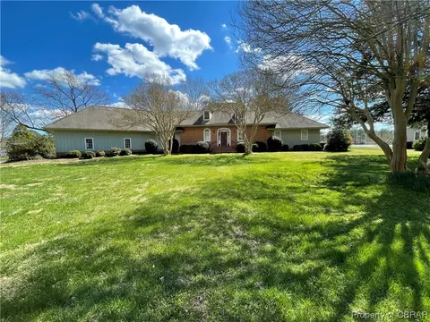 78 Light Keeper Ln, Hallieford, VA 23068