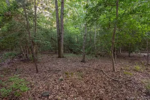 6610 Richneck Rd, Hayes, VA 23072