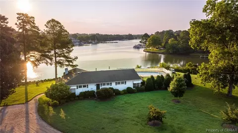 7836 Waters Edge Ln, Gloucester Point, VA 23062 photo 3