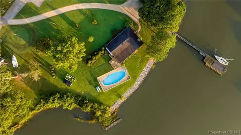 7836 Waters Edge Ln, Gloucester Point, VA 23062 photo 2