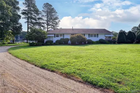 7836 Waters Edge Ln, Gloucester Point, VA 23062 photo 4