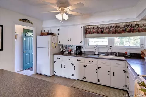 7836 Waters Edge Ln, Gloucester Point, VA 23062 photo 12