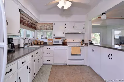 7836 Waters Edge Ln, Gloucester Point, VA 23062 photo 11