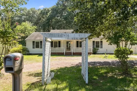7416 Camp Okee Dr, Gloucester Point, VA 23062