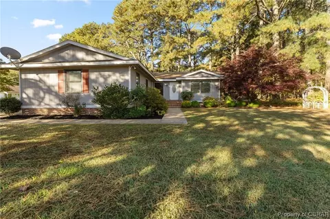 20 Comanchee Ln, Kilmarnock, VA 22482