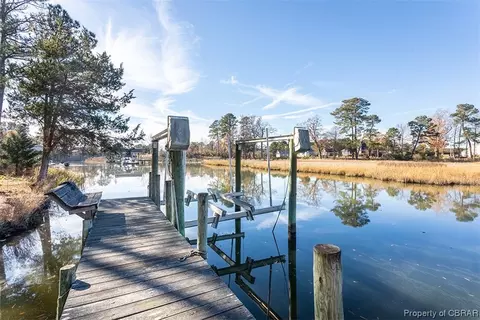 464 N Point Ln, North, VA 23128