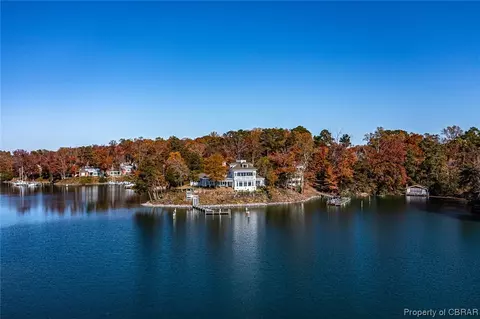 275 Golf Course Dr, Weems, VA 22576