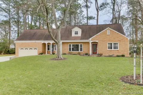 4 Oakland Dr, Newport News, VA 23601