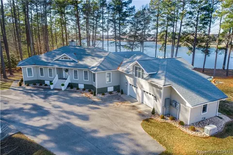 242 Hardings Wharf Dr, Kilmarnock, VA 22482